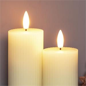 SET 2 CANDELE CILINDRICHE 3D RIBBED AVORIO  DIAMETRO 5 CM H7,5 10 CM – TIMER 8H in Natale