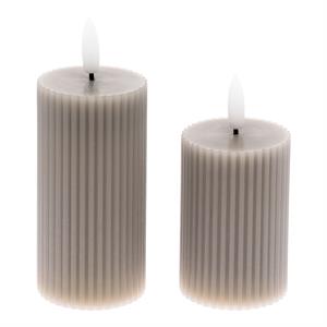 SET 2 CANDELE CILINDRICHE 3D RIBBED TAUPE  DIAMETRO 5 CM H7,5 10 CM – TIMER 8H in Natale