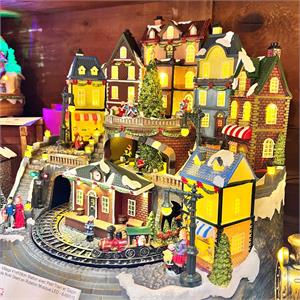 VILLAGGIO DI NATALE IN MOVIMENTO CON STAZIONE, TRENINO E ALBERO ROTANTE - LUCI LED E MUSICHE in Natale