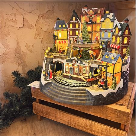 villaggio di natale in movimento con stazione trenino e albero gigante rotante luci led e musiche