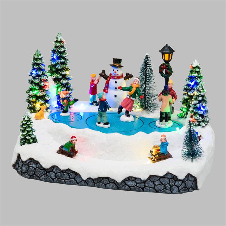 VILLAGGIO DI NATALE INNEVATO LOTTI CON LED MUSICA E MOVIMENTO ROTANTE – 15,5 CM